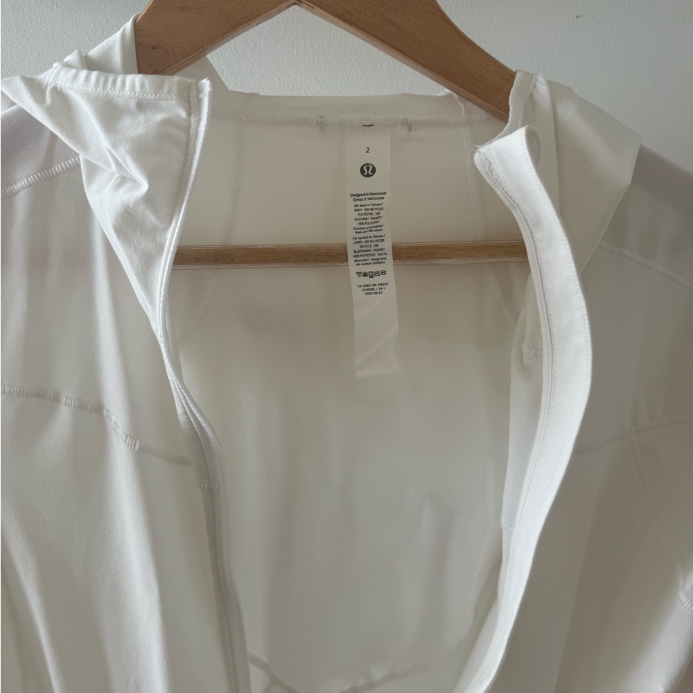 Lululemon mist Over Windbreaker Jacket in White- never worn! Size 2 - Picture 10 of 11